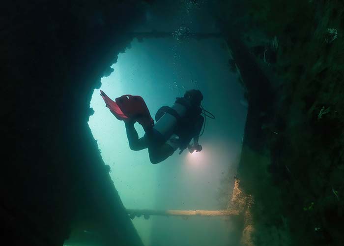 diving in Coron Philippines 